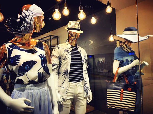 Mannequin vitrine avec main : sublimation de vos créations mode